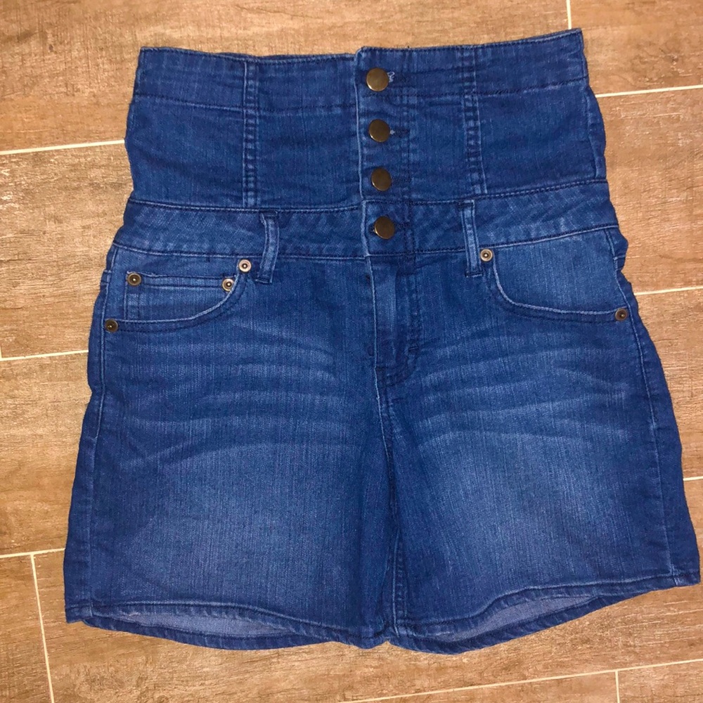 Extra highwaisted jean shorts